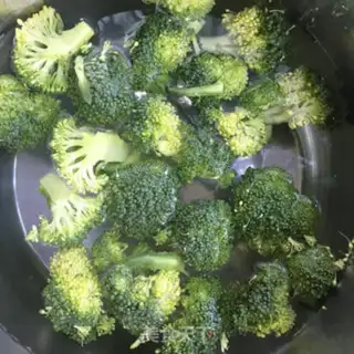 Make Low fat broccoli eggs step 1