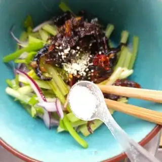 Make Celery with greasy chicken step 7
