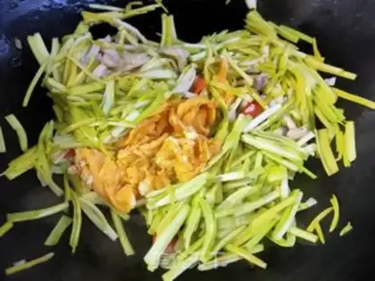 Make Garlic fried eggs step 11