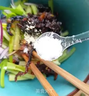 Make Celery with greasy chicken step 8