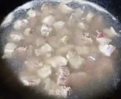 Make Tomato beef fan soup step 1