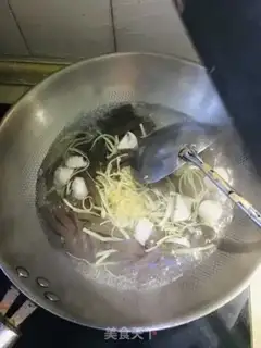 Make Sour duck bloodball soup step 1