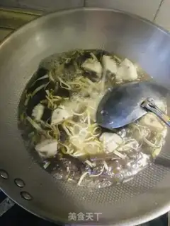 Make Sour duck bloodball soup step 5