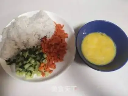Make cucumber carrot and egg fried rice step 0