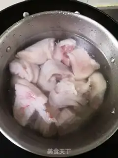 Make Coconut pig hoof soup step 1