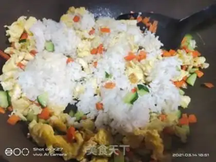 Make cucumber carrot and egg fried rice step 3