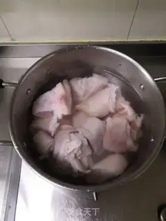 Make Coconut pig hoof soup step 3