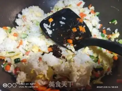 Make cucumber carrot and egg fried rice step 4