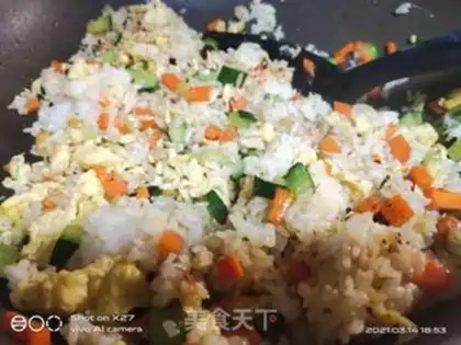 Make cucumber carrot and egg fried rice step 5