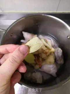 Make Coconut pig hoof soup step 5