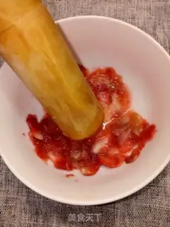 Make Strawberry yogurt step 1