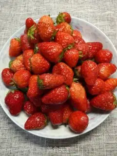 Make Strawberry cans step 0