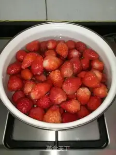 Make Strawberry cans step 1