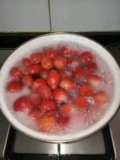 Make Strawberry cans step 2