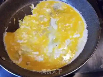 Make Tomato fried eggs step 1