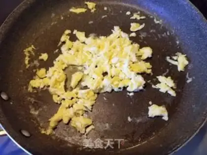 Make cucumber egg fried rice step 2