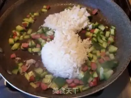Make cucumber egg fried rice step 4