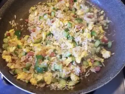 Make cucumber egg fried rice step 7