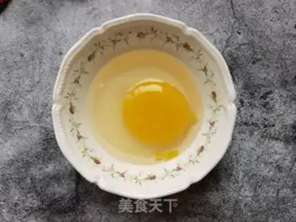 Make Onion fried goose eggs step 1