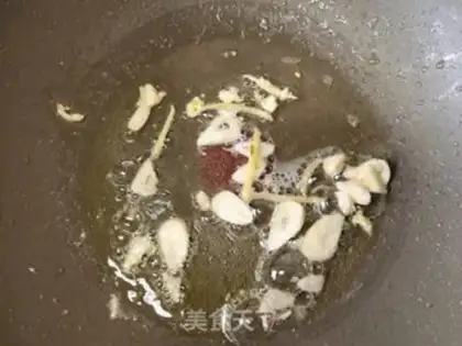 Make Onion fried goose eggs step 7