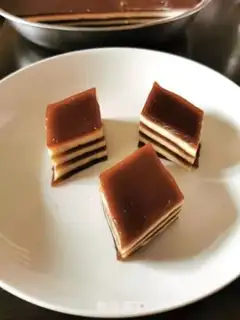 Make Coconut horse hoof cake step 15