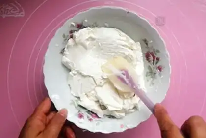 Make Yogurt cheese roll step 2