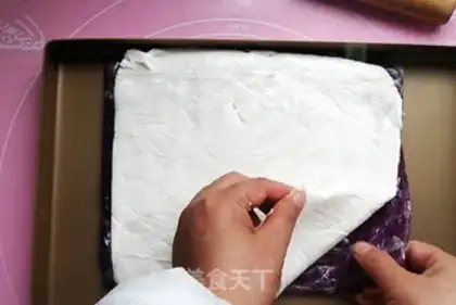 Make Yogurt cheese roll step 4