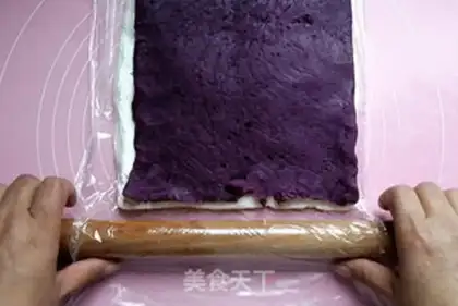 Make Yogurt cheese roll step 5