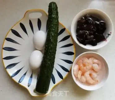 Make cucumber eggs and shrimp step 0