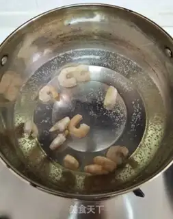 Make cucumber eggs and shrimp step 1