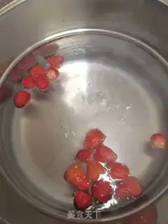 Make Strawberry soup step 1