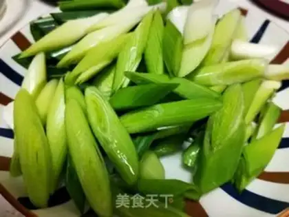 Make Five flowers made of garlic step 1