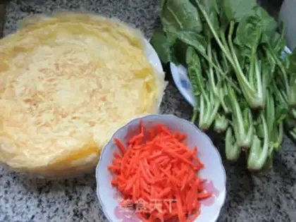 Make Carrot, egg-skin spinach step 0