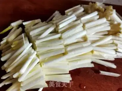 Make Scrambled eggs step 1