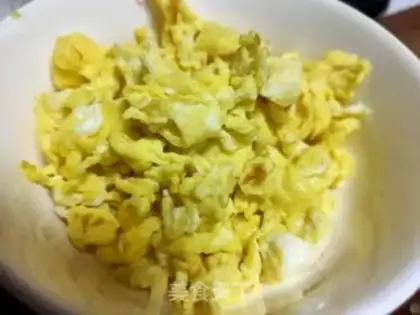 Make Scrambled eggs step 2