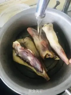 Make A duck with white water step 0