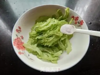 Make Scrambled eggs step 1