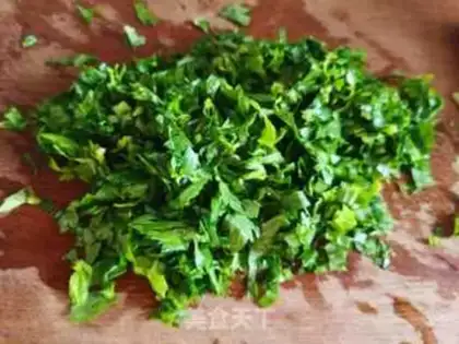 Make Celery leaves and fried eggs step 1