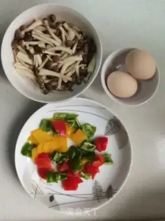 Make Pepper crab mushrooms and fried eggs step 0