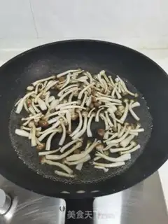 Make Pepper crab mushrooms and fried eggs step 2