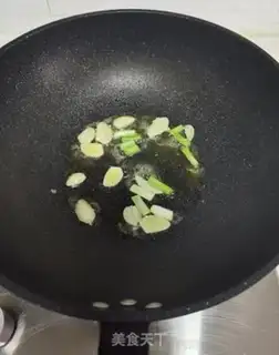 Make Pepper crab mushrooms and fried eggs step 4