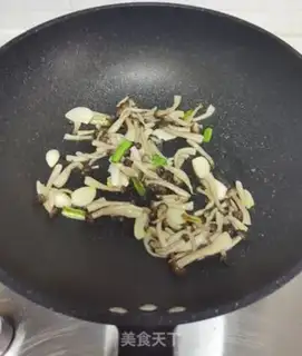 Make Pepper crab mushrooms and fried eggs step 5