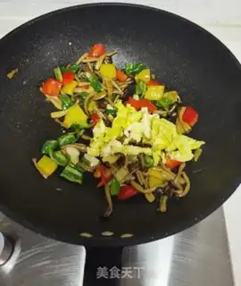 Make Pepper crab mushrooms and fried eggs step 7
