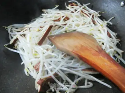 Make Scrambled eggskin and green bean sprouts step 4