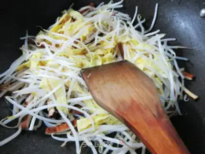 Make Scrambled eggskin and green bean sprouts step 5