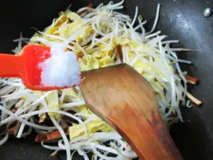 Make Scrambled eggskin and green bean sprouts step 6