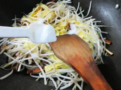 Make Scrambled eggskin and green bean sprouts step 7