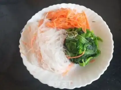 Make A spinach mix fan step 4