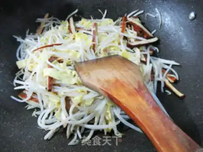 Make Scrambled eggskin and green bean sprouts step 8
