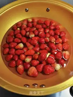 Make Strawberry cans step 0